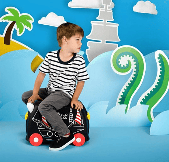 Chlapec sa vozí na kufri Trunki Pirát Pedro